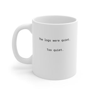 Puede incluir: Taza de cerámica blanca con asa curvada. La taza tiene el texto "The logs were quiet. Too quiet." impreso en negro. Diseñada para bebidas frías o calientes.