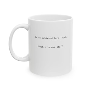 Taza de ciberseguridad de confianza cero: regalo divertido de TI para analistas de SOC, equipos de ciberseguridad, hackers, taza de humor para oficina técnica, café de broma sobre seguridad informática.
