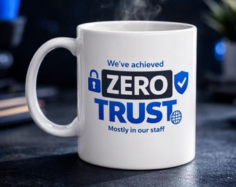 Zero Trust-mok, cyberbeveiliging IT-humor, sysadmin-cadeau, mok voornamelijk in Our Staff