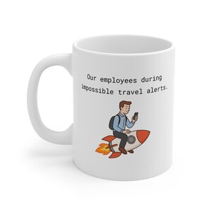 Könnte beinhalten: Weiße Keramik-Tasse mit schwarzem Henkel. Die Tasse zeigt eine Cartoon-Illustration einer Person, die ein Raketenschiff reitet und ein Telefon hält. Auf der Tasse steht: "Unsere Mitarbeiter während unmöglichen Reisebenachrichtigungen."