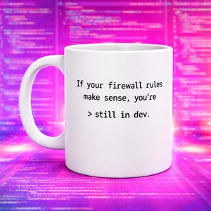 Tazza divertente per sviluppatori "Le regole del firewall sono ancora in fase di sviluppo", regalo per programmatori, tazza con umorismo tecnologico DevOps
