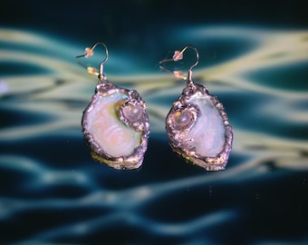 Pendientes de hada caprichosa con luna iridiscente en el lago — Joyería artesanal de resina UV con soldadura suave
