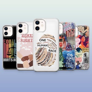 以下が含まれることがあります： さまざまなデザインの携帯電話ケースのコレクション。あるケースには「ONE HUMAN RACE」というテキストが入った指紋が描かれています。他のケースには「EQUAL HURTS NO」、「HUMAN RIGHT」などのメッセージや、社会正義をテーマにしたコラージュが表示されています。