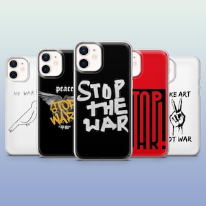 Puede incluir: Una colección de fundas para teléfonos con mensajes contra la guerra. Los diseños incluyen una paloma, las palabras "NO WAR!", "STOP THE WAR" y un signo de la paz. Las fundas son blancas, negras y rojas.