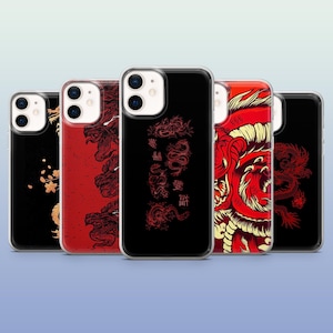 Op de afbeelding: Vijf telefoonhoesjes met draken- en bloemmotieven. De hoesjes hebben zwarte en rode achtergronden, met illustraties in rood en goud. De ontwerpen omvatten draken en bloemmotieven. Elke hoes heeft een transparante beschermhoes.