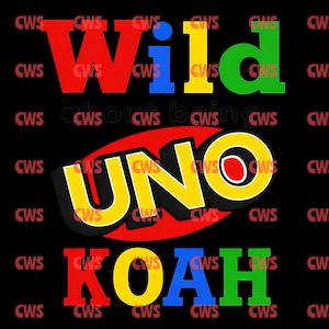 Op de afbeelding: Een zwart grafisch ontwerp met het woord "Wild" in rode, blauwe, gele en groene letters, boven het woord "UNO" in geel en rood, en de naam "KOAH" in rood, geel, blauw en groen. De achtergrond is zwart.