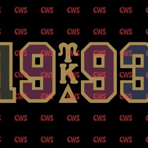 Könnte beinhalten: Schwarzer Hintergrund mit den Zahlen "1993" in einer Schriftart im College-Stil. Die "1" ist dunkelgrün, die "9" und "3" sind weinrot mit goldenem Rand, und das "K" und "Δ" sind goldfarben. Der Hintergrund hat die Buchstaben "CWS" in Rot.