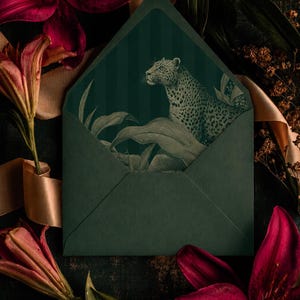Otämjda kuvertinlägg | Utskrivbart A7-kuvertinlägg | Leopardmönster med botanisk design | Lyxigt bröllops- och festbrevpapper