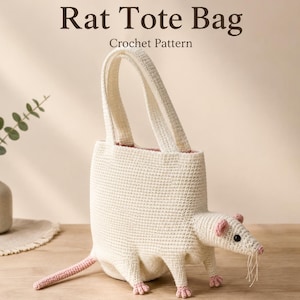 Pode incluir: Uma bolsa tote de crochê na cor creme em formato de rato, com duas alças, focinho pontudo com olhos pretos, pequenas orelhas rosas, quatro patas curtas e uma cauda longa. O texto Rat Tote Bag Crochet Pattern está exibido acima da bolsa.