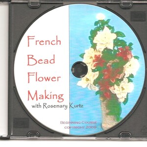 Könnte beinhalten: Eine CD mit blauem und weißem Hintergrund. Der Text auf der CD lautet "French Bead Flower Making with Rosemary Kurtz" und "Beginning Course Copyright 2009". Das Bild auf der CD zeigt einen Strauß weißer und roter Blumen in einer Vase.
