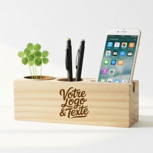 Könnte beinhalten: Ein helles Schreibtisch-Organizer aus Holz mit einem Smartphone, zwei Stiften und einer kleinen Pflanze. Der Organizer hat mehrere Fächer und der Text "Votre Logo & Texte" ist auf der Vorderseite sichtbar.
