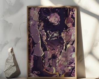 Pode incluir: Uma impressão artística emoldurada com um grupo de figuras estilizadas num cenário escuro e atmosférico. A obra de arte tem um esquema de cores roxo e dourado, com a palavra "D Class" no centro. A impressão é exibida numa superfície de madeira.