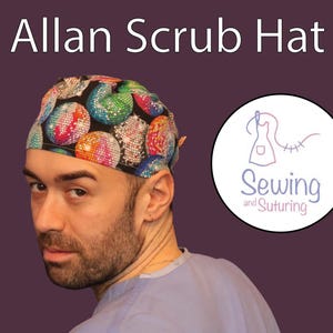 Op de afbeelding: Een scrubhoed met een kleurrijk discobalpatroon. De persoon op de afbeelding draagt een lichtblauwe scrubtop. De afbeelding bevat de tekst "Allan Scrub Hat" en een logo voor "Sewing and Suturing".