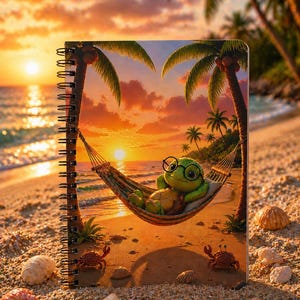 Puede incluir: Cuaderno de espiral con una tortuga de dibujos animados relajándose en una hamaca en una playa al atardecer. La tortuga lleva gafas. Conchas marinas y cangrejos están en la arena.