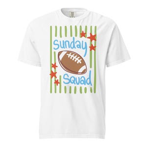 Könnte beinhalten: Ein weißes Kurzarm-T-Shirt mit einem Grafikdruck aus vertikalen grünen Streifen, einem braunen Football und roten Sternen. Der Text "sunday" und "Squad" ist in hellblauer Schreibschrift mittig auf der Vorderseite des Kleidungsstücks gedruckt.