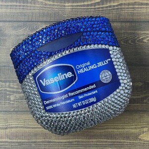 Może przedstawiać: Ozdobiony słoik Vaseline Original Healing Jelly, ozdobiony niebieskimi i srebrnymi kryształkami. Etykieta głosi "Original Healing Jelly" i "Dermatologist Recommended". Waga netto wynosi 368 gramów.