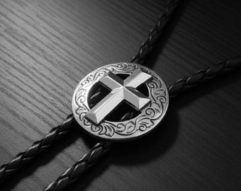 Corbata bolo con cruz plateada – Collar de cuero estilo vaquero occidental, joyería minimalista vintage