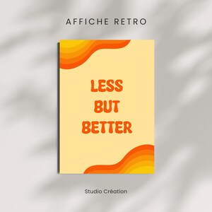 Peut inclure: Une affiche rétro avec les mots "LESS BUT BETTER" en orange, en gras. L'affiche a un fond jaune clair avec des motifs ondulés orange et jaune. Le texte "AFFICHE RETRO" et "Studio Création" sont également visibles.