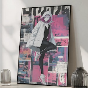 Pu&ograve; includere: Un poster incorniciato con un'illustrazione stilizzata di una supereroina in giacca con cappuccio bianca, leggings neri e scarpe da ginnastica rosa e bianche. Lo sfondo &egrave; un collage rosa e testo giapponese.
