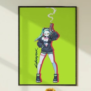 Puede incluir: Un p&oacute;ster enmarcado con una ilustraci&oacute;n de Cyberpunk. La obra muestra un personaje con pelo azul sosteniendo un arma, sobre un fondo verde brillante. La palabra "Cyberpunk" est&aacute; escrita en amarillo. El p&oacute;ster est&aacute; en un marco negro.