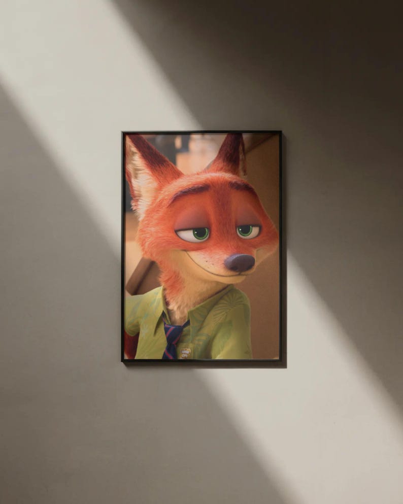 Op de afbeelding: Ingelijste print met Nick Wilde uit de animatiefilm Zootopia. Het kunstwerk toont de sluwe vos in een groen overhemd en stropdas, met een zelfverzekerde uitdrukking. De afbeelding staat tegen een neutrale achtergrond, waardoor de levendige oranje vacht en groene ogen van het personage worden benadrukt.