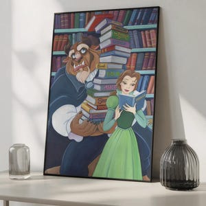 Può includere: Una stampa incorniciata con Belle e la Bestia de La Bella e la Bestia. Belle, in un vestito verde, legge un libro, mentre la Bestia porta una pila di libri. Lo sfondo mostra una biblioteca piena di libri.
