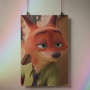 Op de afbeelding: Een poster met het personage Nick Wilde uit de animatiefilm Zootopia. De vos wordt afgebeeld met oranje vacht, groene ogen en een sluwe uitdrukking. Hij draagt een groen overhemd en een blauw-witte stropdas. De poster hangt aan een muur.