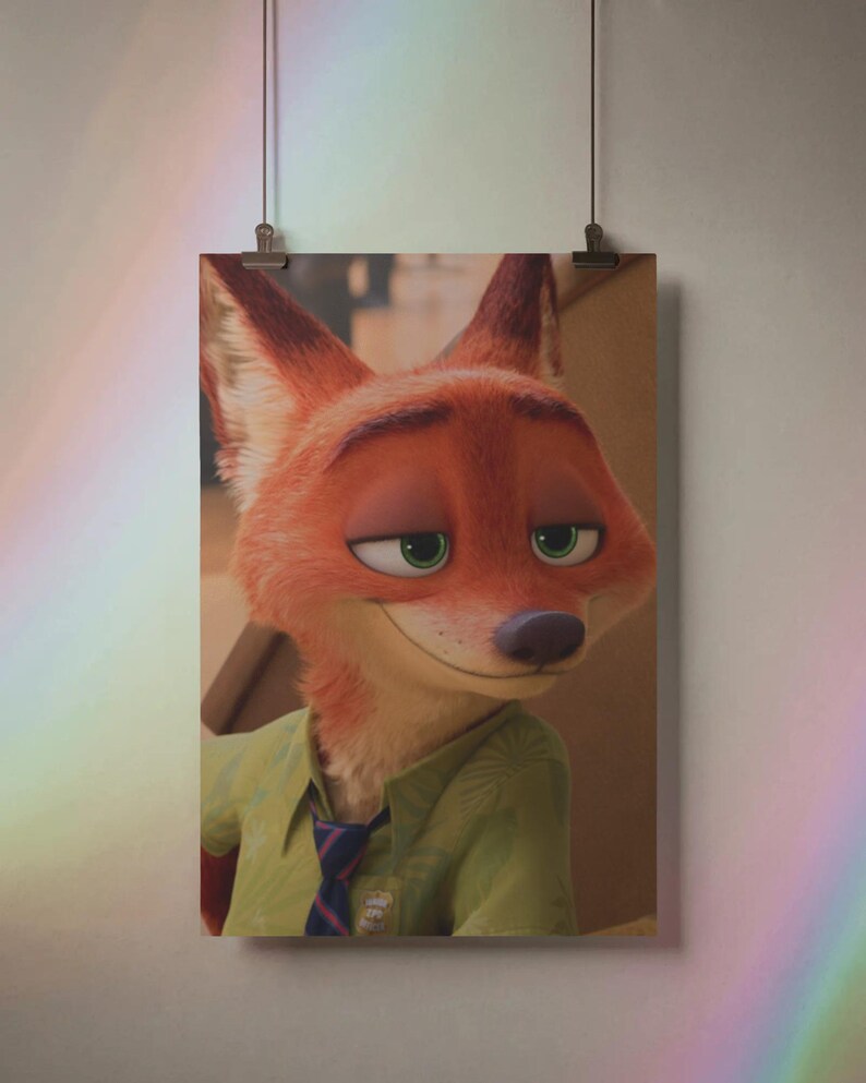 Op de afbeelding: Een poster met het personage Nick Wilde uit de animatiefilm Zootopia. De vos wordt afgebeeld met oranje vacht, groene ogen en een sluwe uitdrukking. Hij draagt een groen overhemd en een blauw-witte stropdas. De poster hangt aan een muur.