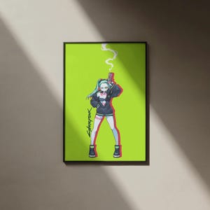 Puede incluir: Una impresi&oacute;n art&iacute;stica enmarcada con una ilustraci&oacute;n de Cyberpunk. La obra muestra un personaje femenino con cabello turquesa, una chaqueta negra y una pistola, sobre un fondo verde brillante. La palabra "Cyberpunk" est&aacute; escrita verticalmente.