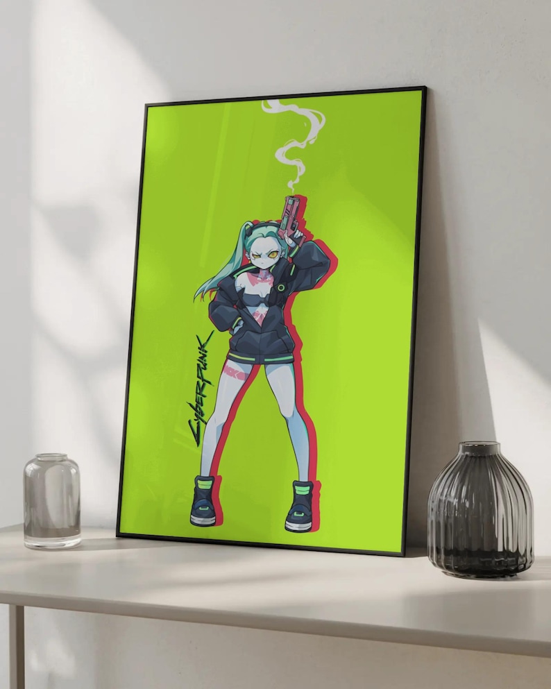 Puede incluir: Un p&oacute;ster enmarcado con un personaje de estilo anime con cabello turquesa, sosteniendo un arma, sobre un fondo verde brillante. El personaje lleva una chaqueta y pantalones cortos negros, con la palabra "CYBERPUNK" escrita verticalmente a la izquierda.