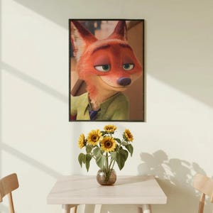 Op de afbeelding: Een ingelijste print met het personage Nick Wilde uit de animatiefilm Zootopia. De vos draagt een groen overhemd en stropdas. Een vaas met zonnebloemen staat op een lichte tafel, met een houten stoel.