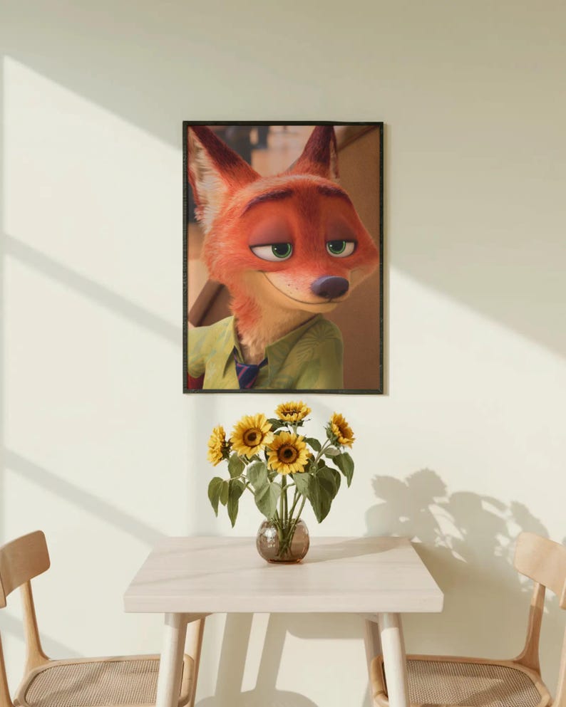 Op de afbeelding: Een ingelijste print met het personage Nick Wilde uit de animatiefilm Zootopia. De vos draagt een groen overhemd en stropdas. Een vaas met zonnebloemen staat op een lichte tafel, met een houten stoel.