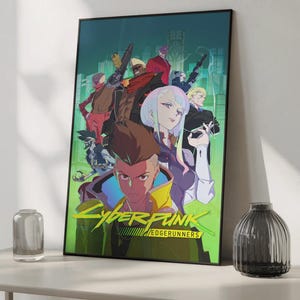 Może przedstawiać: Oprawiony plakat z postaciami z anime z bronią. Plakat ma logo Cyberpunk Edgerunners w kolorze zielonym i żółtym. Postacie są w różnych pozach, z futurystycznym tłem miasta.