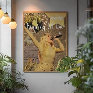 Puede incluir: Un póster enmarcado con Freya Skye, con el texto "Running 'til the" y "gold's gone, gold's gone". La imagen tiene un fondo dorado brillante y un marco dorado. La cantante lleva un vestido dorado y sostiene un micrófono.