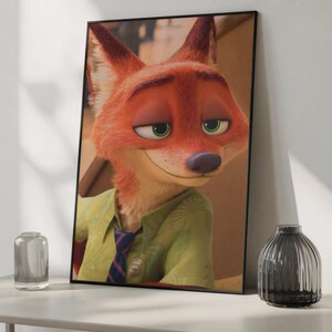 Op de afbeelding: Ingelijste print met het personage Nick Wilde uit de animatiefilm Zootopia. De vos heeft oranje vacht, groene ogen en een sluwe uitdrukking, draagt een groen overhemd en een blauw-wit gestreepte stropdas.