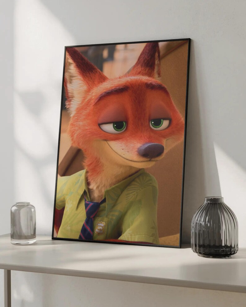 Op de afbeelding: Ingelijste print met het personage Nick Wilde uit de animatiefilm Zootopia. De vos heeft oranje vacht, groene ogen en een sluwe uitdrukking, draagt een groen overhemd en een blauw-wit gestreepte stropdas.