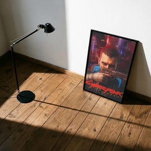 K&ouml;nnte beinhalten: Eine wei&szlig;e Keramik-Tasse mit schwarzem Henkel und dem Text "But First, Coffee" in schwarzer, handschriftlicher Schrift. Die Tasse steht auf einer wei&szlig;en Oberfl&auml;che.