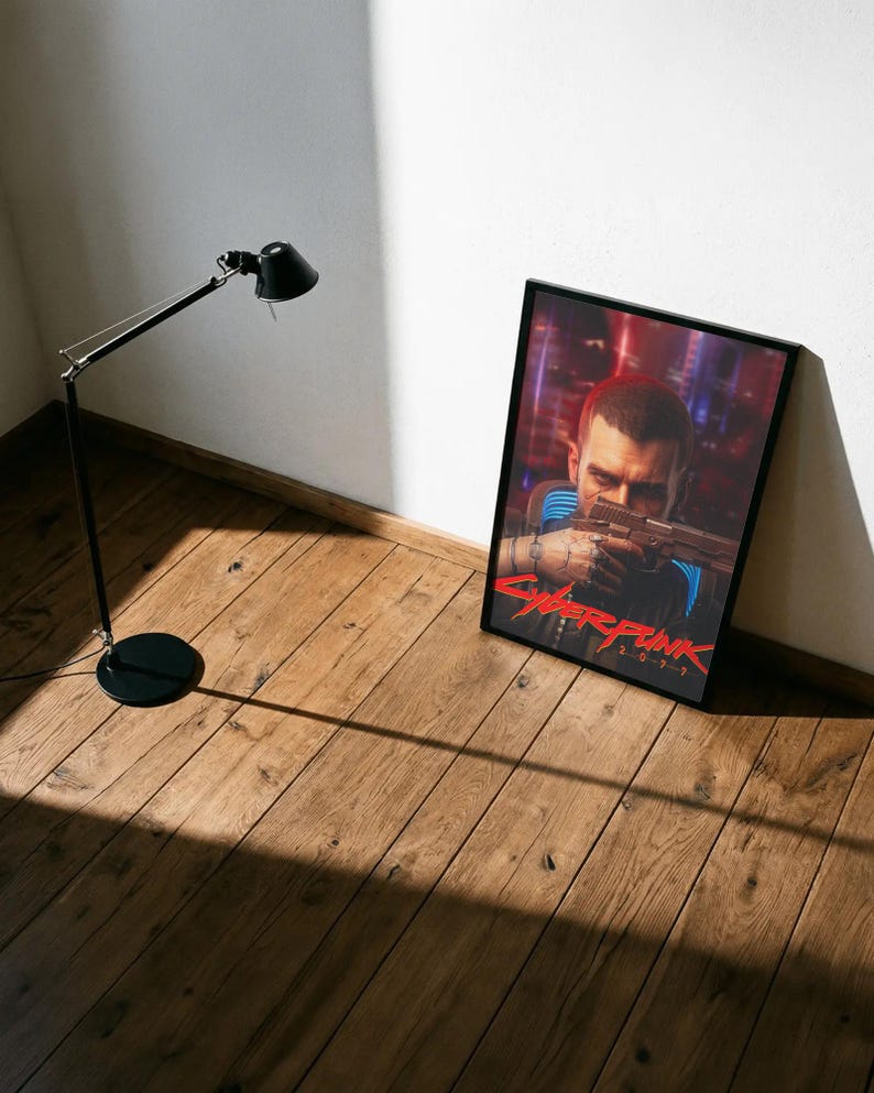 K&ouml;nnte beinhalten: Eine wei&szlig;e Keramik-Tasse mit schwarzem Henkel und dem Text "But First, Coffee" in schwarzer, handschriftlicher Schrift. Die Tasse steht auf einer wei&szlig;en Oberfl&auml;che.