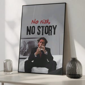 Könnte beinhalten: Gerahmtes Poster mit dem Text "No risk, NO STORY" in Rot und Schwarz. Das Bild zeigt einen Mann im Anzug mit Blut im Gesicht, der eine Zigarette hält. Das Poster ist in einem schwarzen Rahmen.