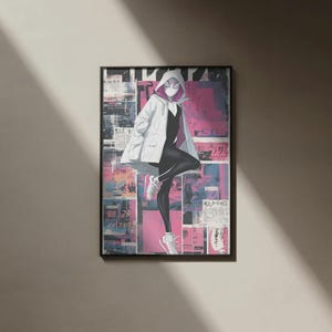 Pu&ograve; includere: Stampa artistica incorniciata con un'illustrazione stilizzata di una supereroina con una giacca con cappuccio bianca, un completo nero e scarpe da ginnastica bianche. Lo sfondo &egrave; un collage di rosa, blu e testo giapponese.
