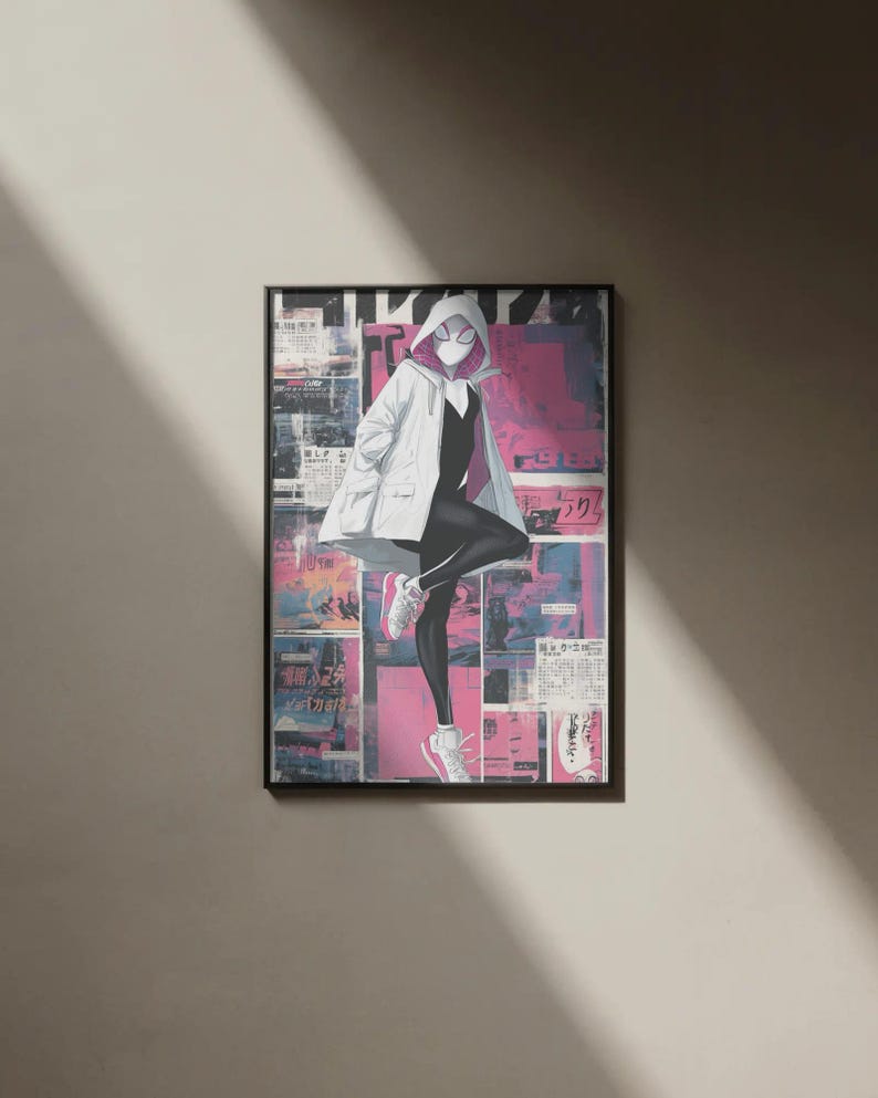 Pu&ograve; includere: Stampa artistica incorniciata con un'illustrazione stilizzata di una supereroina con una giacca con cappuccio bianca, un completo nero e scarpe da ginnastica bianche. Lo sfondo &egrave; un collage di rosa, blu e testo giapponese.