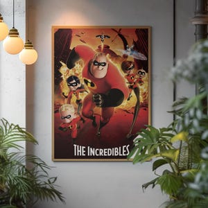 Può includere: Un poster incorniciato del film d'animazione "Gli Incredibili". L'opera mostra i personaggi principali in azione su uno sfondo infuocato. Il titolo "THE INCREDIBLES" è visualizzato in bianco in basso.
