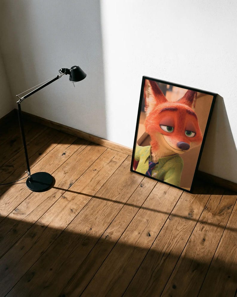 Op de afbeelding: Een ingelijste kunstdruk met het personage Nick Wilde uit de animatiefilm Zootopia. De vos heeft oranje vacht, groene ogen en een sluwe uitdrukking, draagt een groen overhemd en een paarse stropdas. De print zit in een zwarte lijst.
