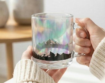 Taza de café de cristal con diseño de aurora boreal y montaña