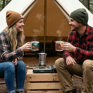 Taza esmaltada con diseño de cabaña otoñal en el lago / Taza de café con paisaje rústico otoñal imagen 3