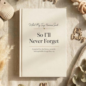 Op de afbeelding: Een crèmekleurig notitieboek met de tekst "What My Tiny Humans Said... So I'll Never Forget." Het notitieboek is open, met de tekst "A journal for the funny, sweet & unforgettable things they say."