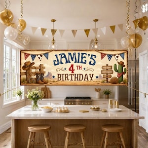 以下が含まれることがあります： 「JAMIE'S 4TH BIRTHDAY」という青と赤の文字が書かれた長方形の誕生日用バナー。カウボーイブーツ、帽子、投げ縄、サボテン、木製の看板が描かれており、背景は砂漠の風景で、旗のガーランドが飾られています。