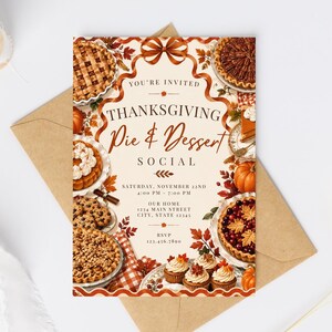 Puede incluir: Una tarjeta de invitación rectangular para Acción de Gracias con fondo crema y un borde decorativo de cinta naranja. El texto dice: You're Invited, Thanksgiving Pie & Dessert Social, Saturday, November 22nd, 4:00 PM - 7:00 PM, Our Home, 1234 Main Street, City, State 12345, RSVP 123.456.7890. La tarjeta está rodeada de ilustraciones de tartas, cupcakes, calabazas y hojas de otoño.