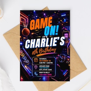 Puede incluir: Una tarjeta de invitación de cumpleaños rectangular con un fondo de sala de juegos oscuro, luces de neón, una canasta de baloncesto y un volante. El texto dice: GAME ON! IT'S CHARLIE'S 8th Birthday, SATURDAY, OCTOBER 18, 3:00 PM - 6:00 PM, ARCADE ZONE.