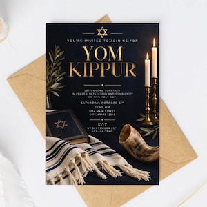 Pode incluir: Um convite para o Yom Kippur com texto dourado sobre fundo azul escuro, uma estrela de David, duas velas acesas em castiçais de latão, um livro de orações, um shofar e um talit com listras azuis sobre uma superfície escura.